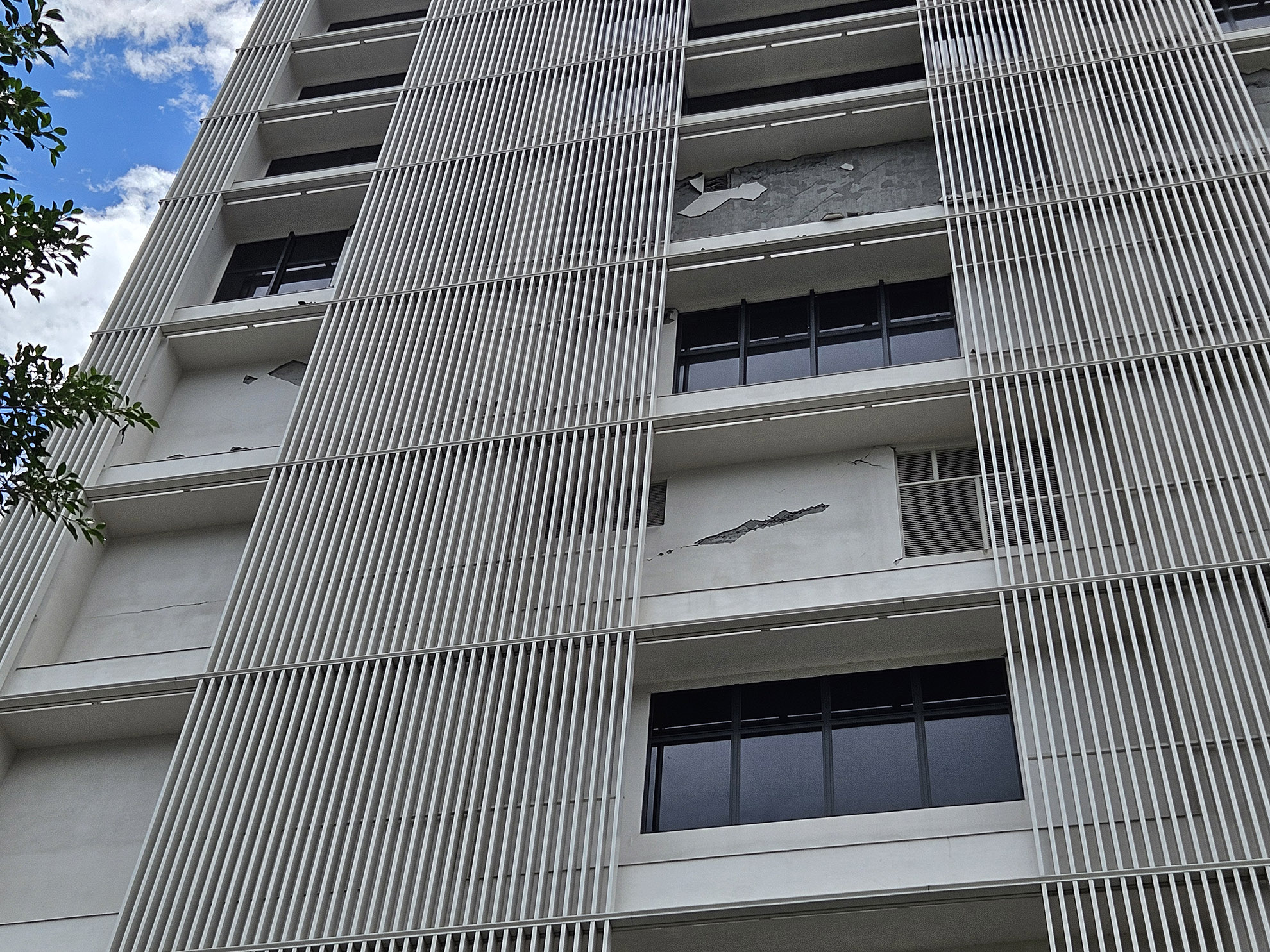 partie arrière de l'hotel, la structure est un système poteau-poutre avec un chemisage béton puis replissage par des mur béton armé. Ce sont ces derniers qui ont subi le plus d'endomagement. 